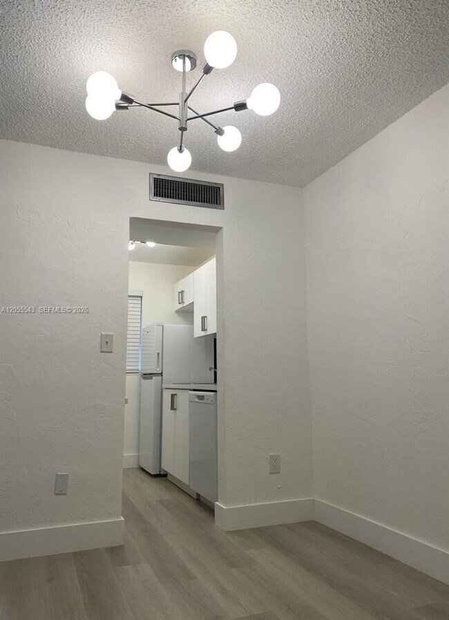 Building Photo - 10901 N Kendall Dr
