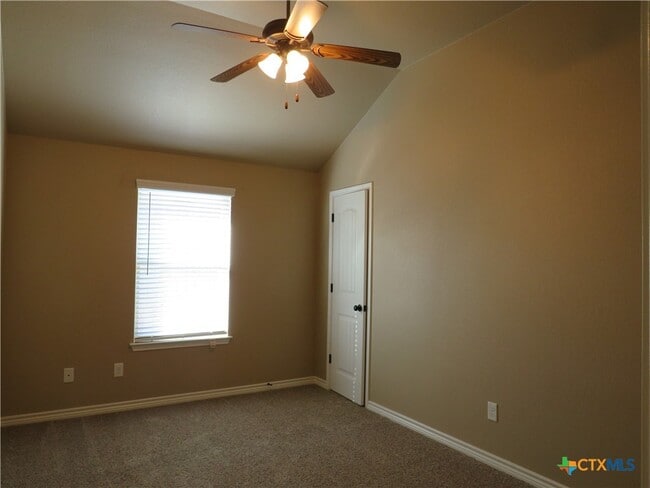 Building Photo - 402 Sladecek Dr