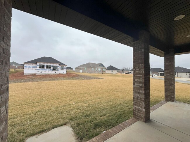 Building Photo - Beautiful BRAND-NEW 4 bedroom, 2 bath home...