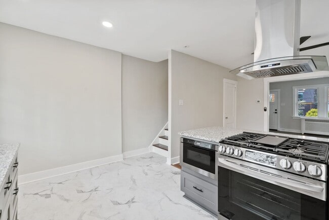 Building Photo - Exquisitely Renovated 3 Bedroom/ 2 Bath in Pittsburgh's East Side
