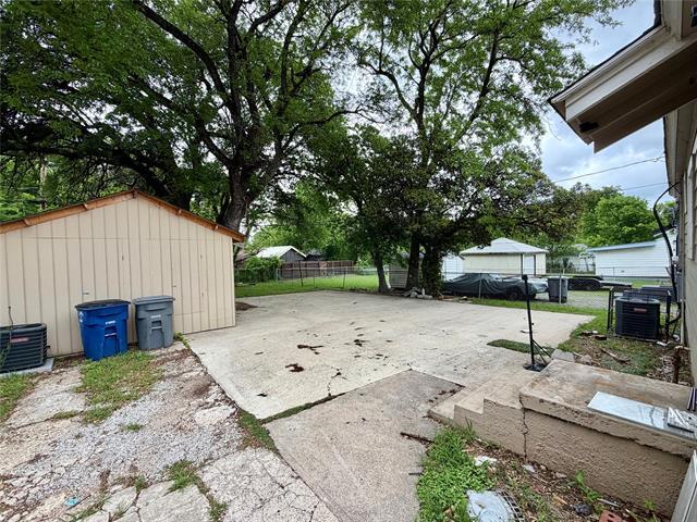 Building Photo - 2303 Deer Path Dr