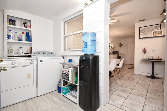 Building Photo - Very nice 2 bedroom 1 bath duplex!