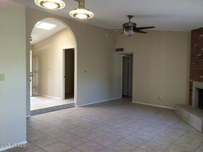 Building Photo - 8878 E Sheena Dr