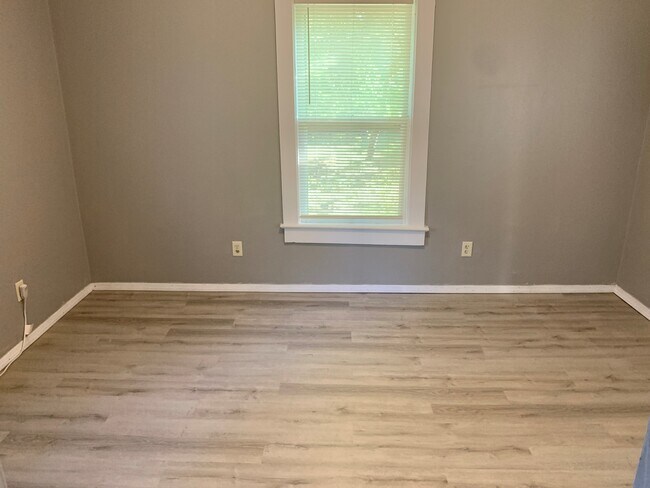 Building Photo - 624 E Division St