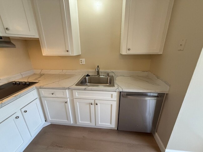 Building Photo - 611 Fairview Dr