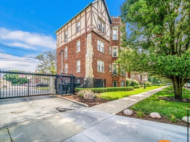 Building Photo - 10913 S Longwood Dr