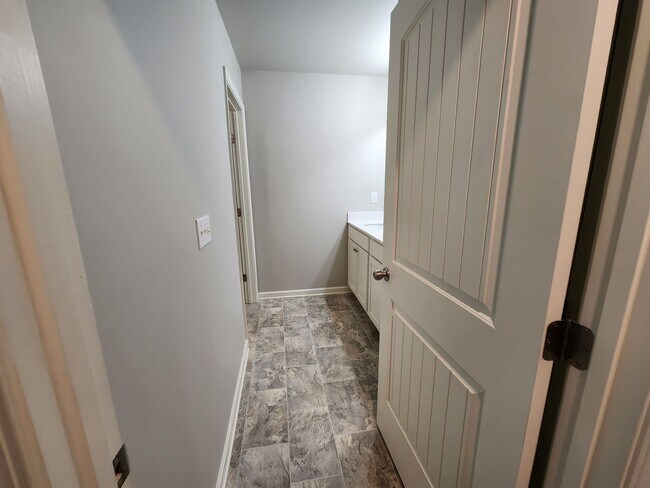 Building Photo - 5 Bedroom 3 Bath 2 Car Garage in Forsyth C...