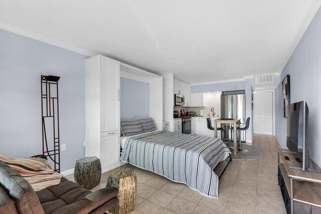 Building Photo - 210 Pelham Rd