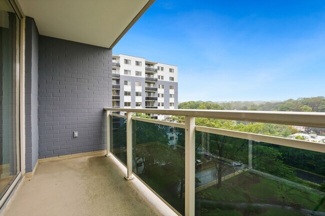 Building Photo - B I G Apartment with Balcony! High Up! Gym...