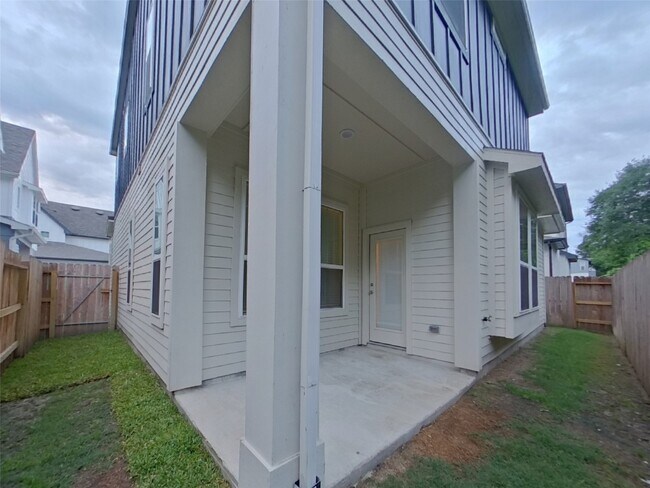 Building Photo - 9835 Willow Creek Commerce Dr