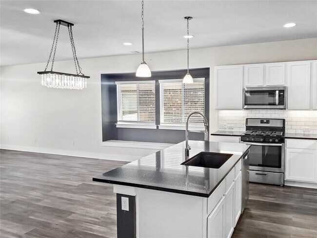 Building Photo - 551 Tanda Ln