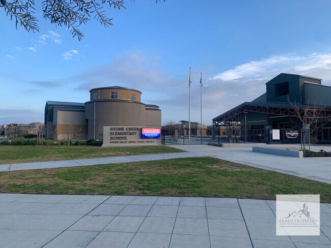 Building Photo - Stunning 3 Bedroom 2 Bath Home In Riverstone! SOLAR!