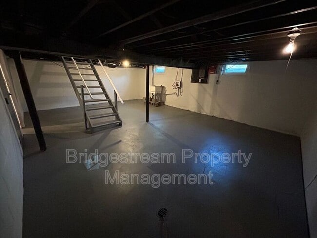 Building Photo - 215 N Walnut St