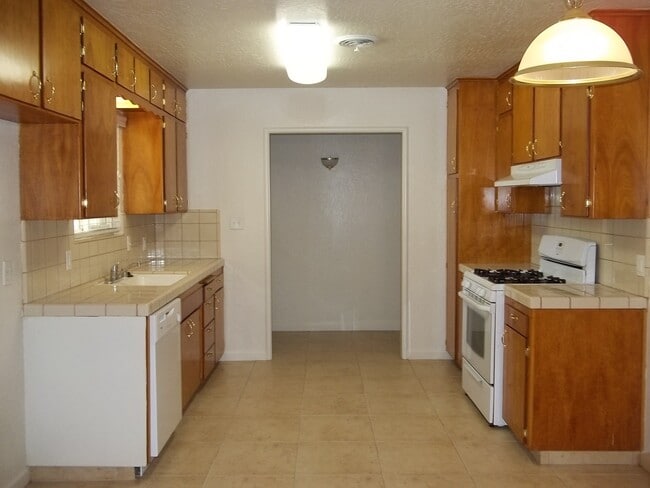 Building Photo - Nice and updated 3 bedroom home offering n...