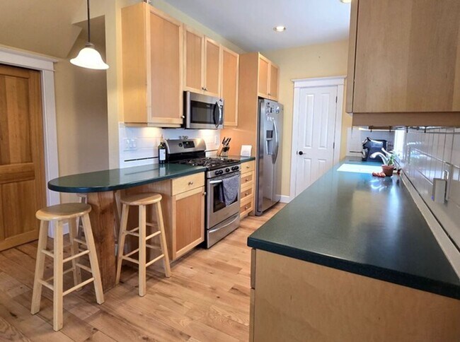 Building Photo - Spring Semester Furnished House!