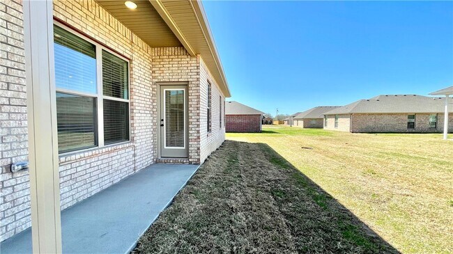 Building Photo - 301 Post Oak Ave
