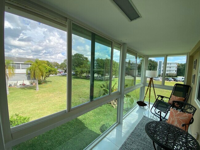 Building Photo - 72 Newport D