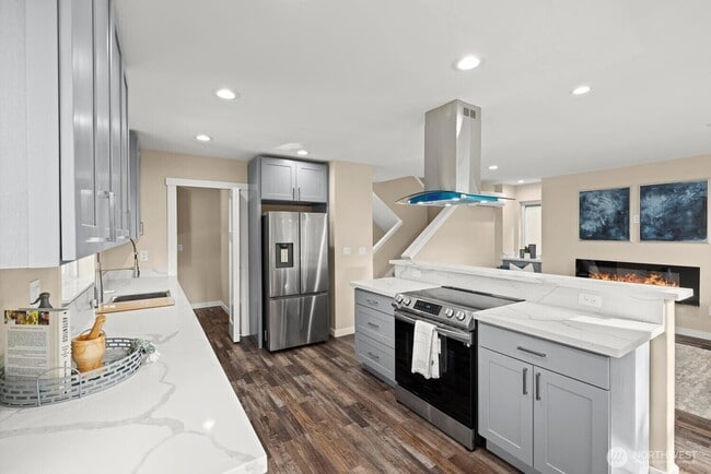 Building Photo - 6417 Ellis Ave S