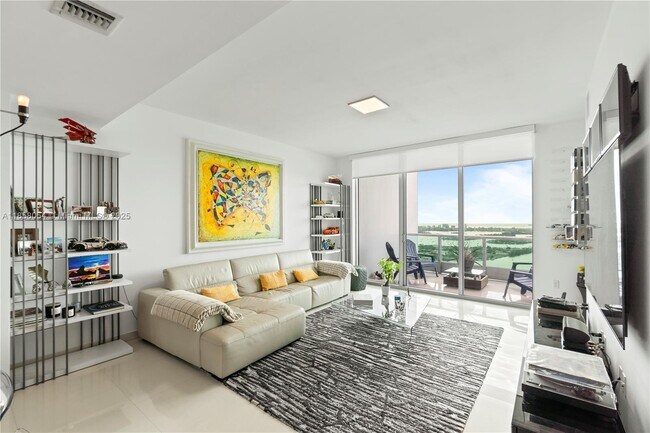 Building Photo - 900 Biscayne Blvd