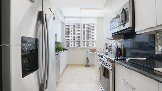 Building Photo - 801 Brickell Key Blvd
