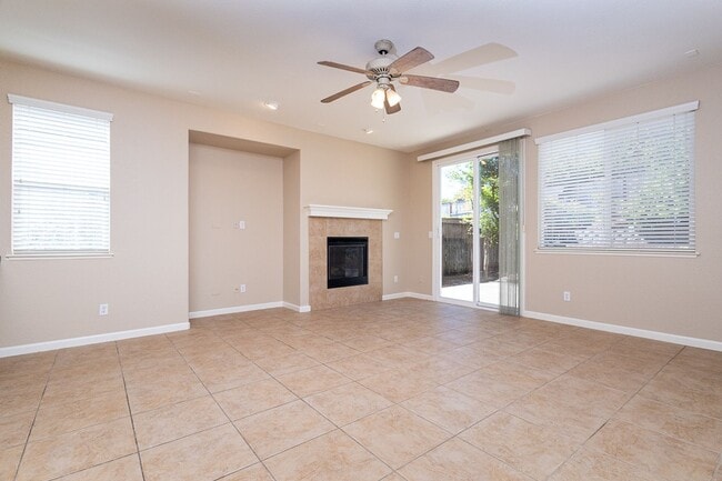 Building Photo - Spacious Folsom Parkway Home Near The Back...
