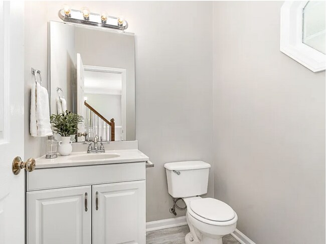 Building Photo - Charming 4-Bed Home with Fenced-in Backyard in Leesville District