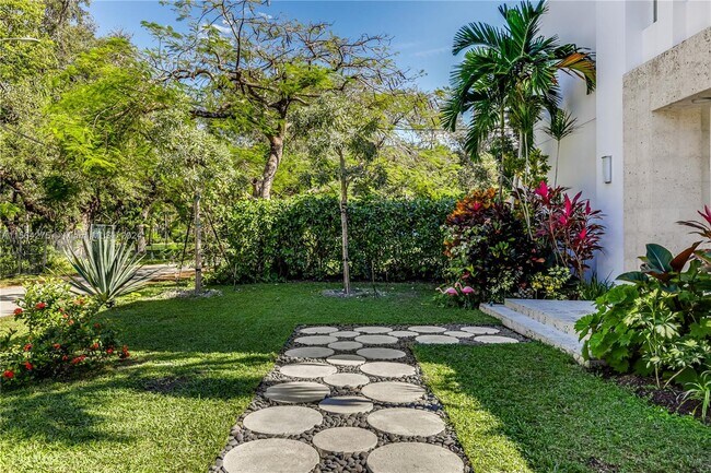 Building Photo - 696 NE 68th St