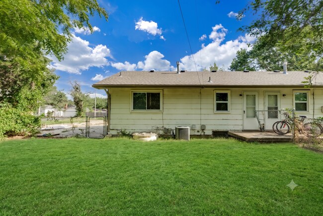Building Photo - 3 Bedroom, 2 Bathroom!
