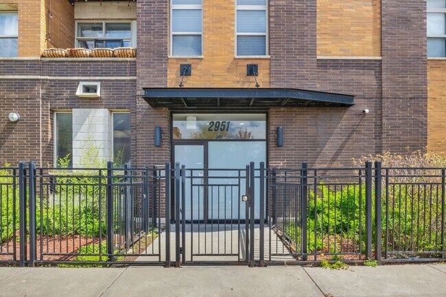Building Photo - 2951 N Clybourn Ave