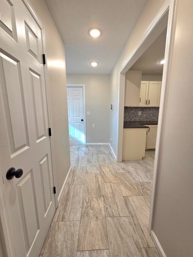 Building Photo - 213 W Aven Ave