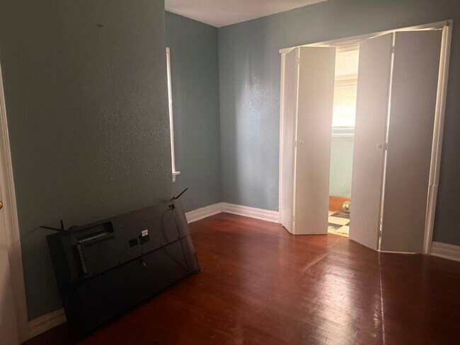 Building Photo - **Charming 3-Bedroom Home in a Great Neighborhood – $900/Month**