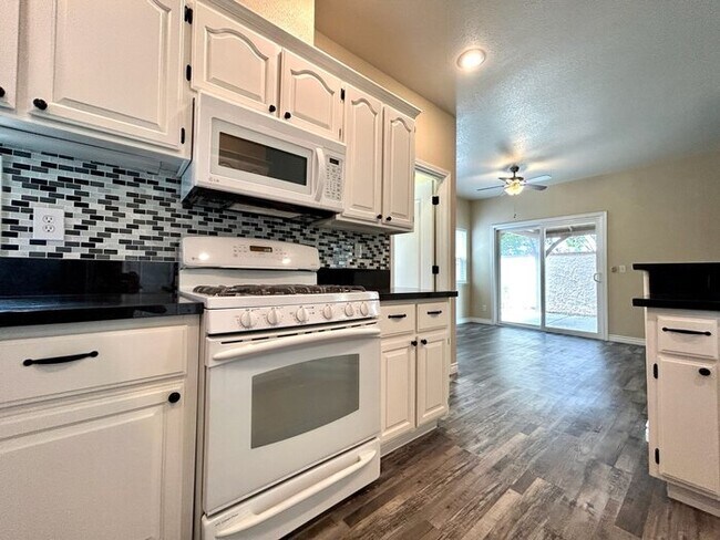 Building Photo - Gated Community! Beautiful 3bd/2.5bth in Folsom