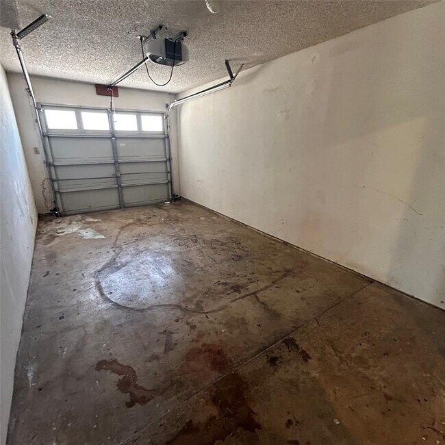 Building Photo - 3901 Knollwood Dr