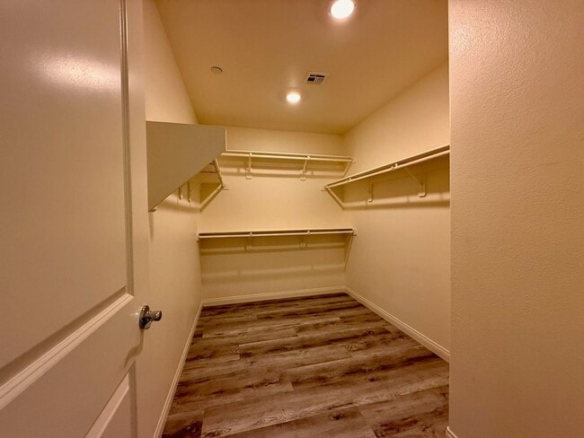 Building Photo - NEWLY UPGRADED 3 BED 2.5 BATH 2 CAR GARAGE...