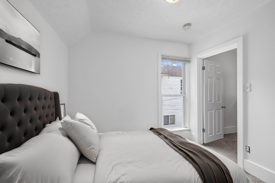 Building Photo - 646 Veto St NW