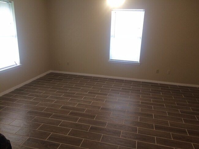 Building Photo - 1604 15th Pl