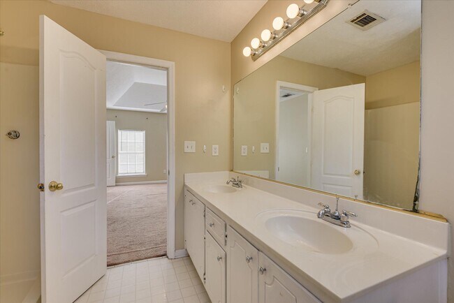 Building Photo - 2102 Howard Mill Rd