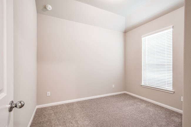 Building Photo - 3918 Sugardale St