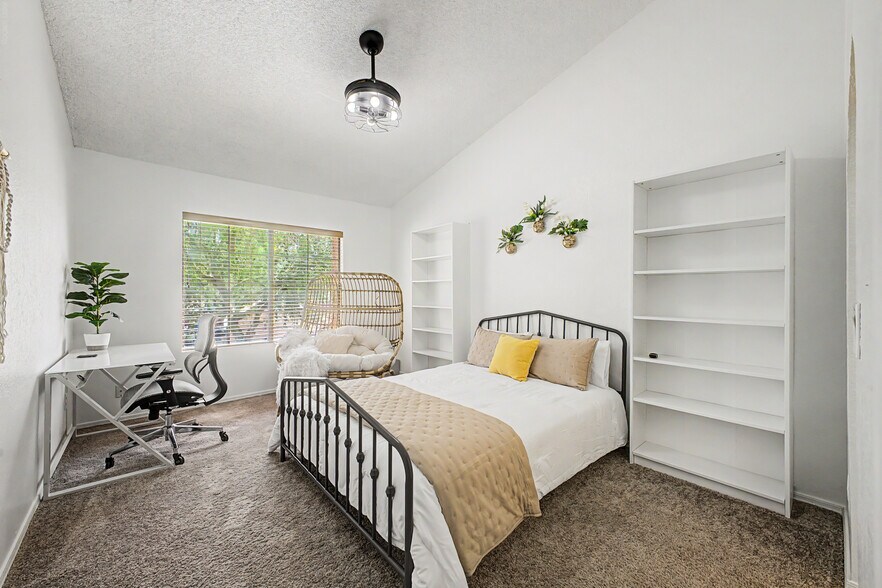 Primary Suite (Upstairs): Queen Bed, Dual-Sink En-Suite Bathroom, Multiple Closets, Pool Views, Slee - 819 N College Ave