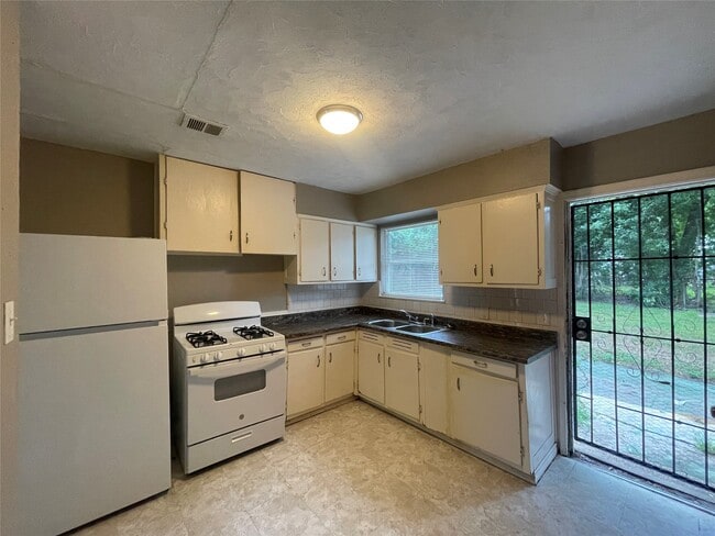 Building Photo - 5314 Dewberry St