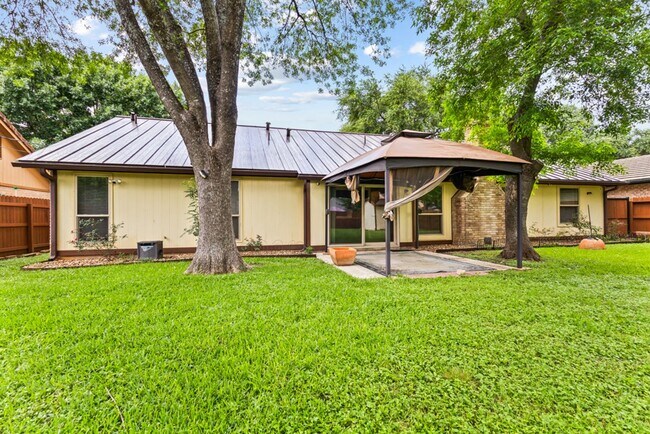 Building Photo - Charming Home Awaits: Spacious & Modern Living in a Prime Location