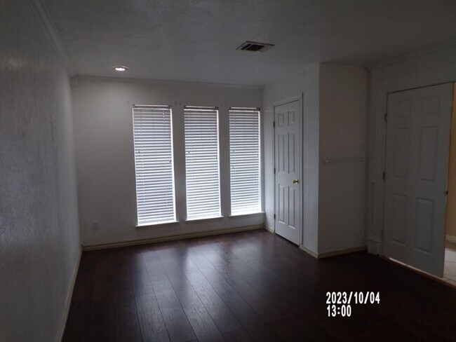 Building Photo - Large bedrooms, located on West side of town
