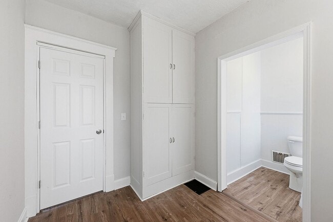 Building Photo - CHEVIOT: Charming 4 bed 2.5 bath 1 car detached garage
