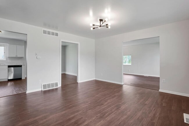 Building Photo - 3150 Vauxhall Dr