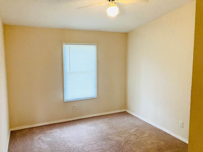 Building Photo - Great Home With Large Yard