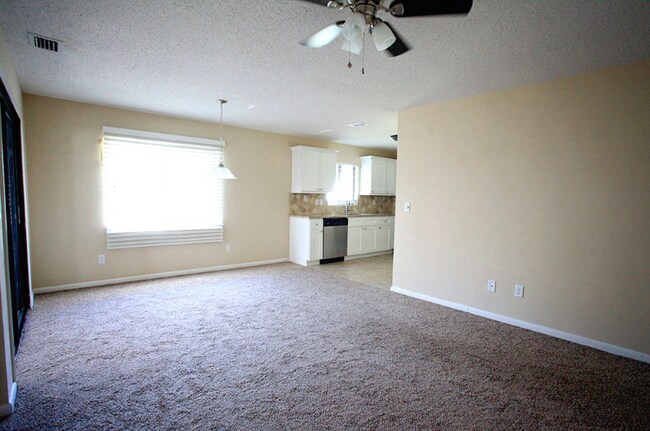 Building Photo - 4 Lake Forest Pl