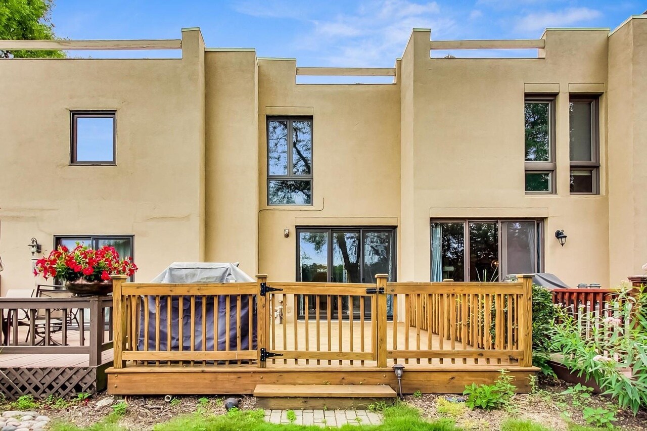 Building Photo - 1 Oak Tree Ct