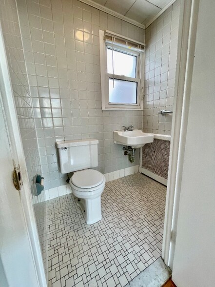 Building Photo - 1809 S 13th St