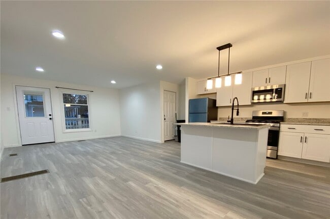 Building Photo - 470 W 2nd St