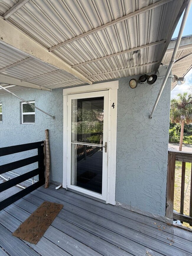Building Photo - Apartment in Historical Tarpon Springs